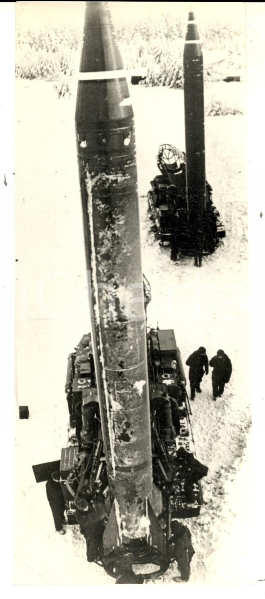Fotografia d epoca originale 1970 MOSCA Missili in verticale sulla neve pronti per i test Foto 10x24 cm 1