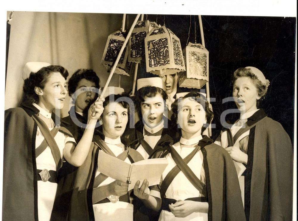 Fotografia d epoca originale 1955 LONDON WESTMINSTER HOSPITAL Nurses sing carols to the patiens Photo 20x15 1
