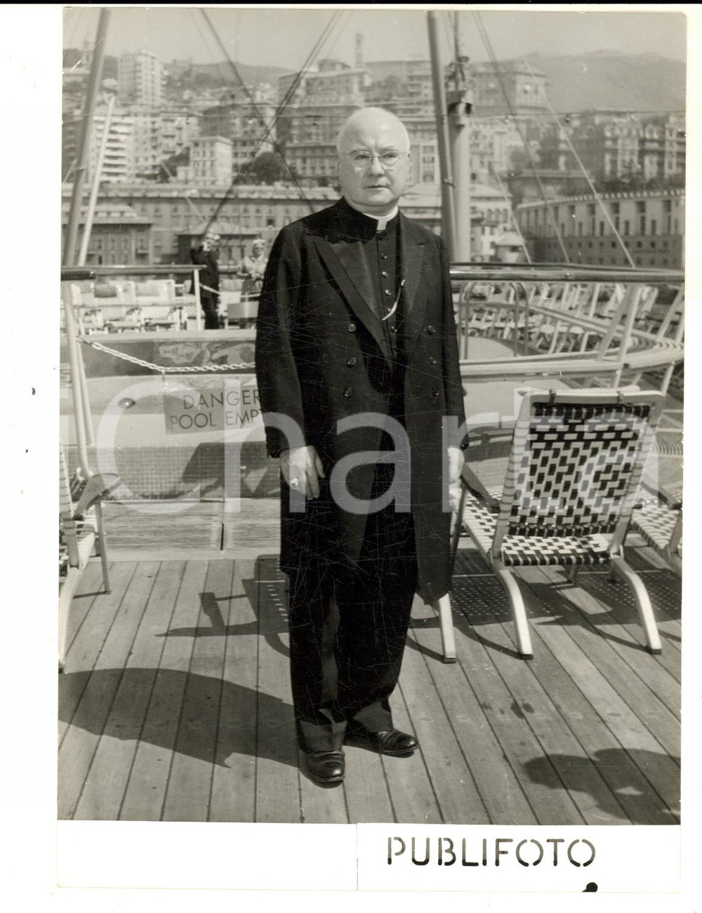 Fotografia d epoca originale 1954 GENOVA Cardinale Francis SPELLMAN torna negli USA sulla nave INDEPENDENCE 1