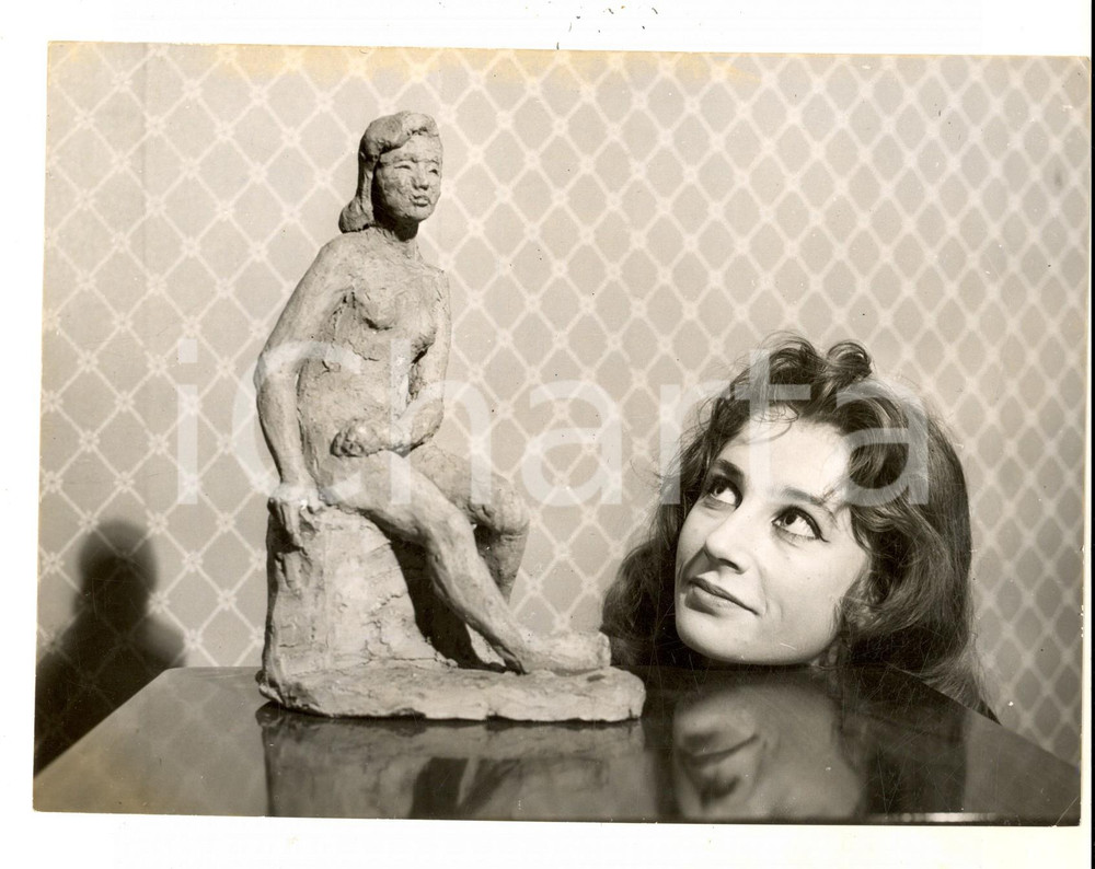Fotografia d epoca originale 1959 GEDLING UK Young artist Roni PASSFIELD with one of her scupltures Photo 1