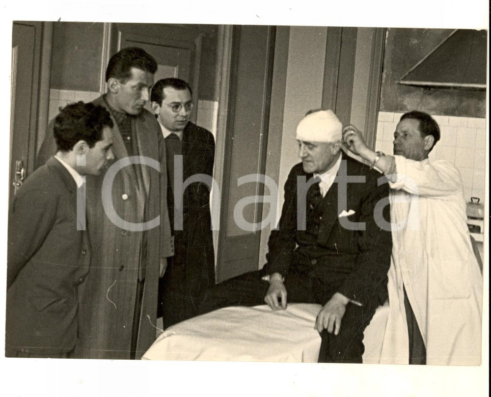 Fotografia d epoca originale 1953 TORINO Senatore Luigi CASTAGNO ferito dai manganelli dalla Celere Foto 1