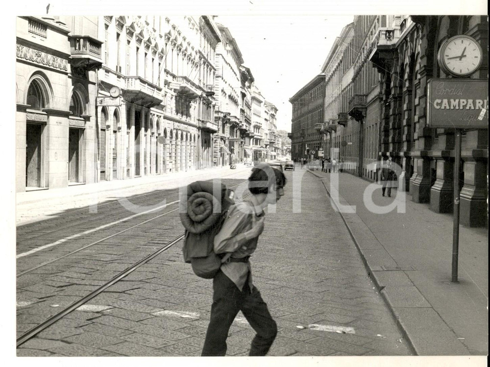 Fotografia d epoca originale Agosto 1970 MILANO Turista straniero in via MANZONI deserta Foto 18x13 cm 1