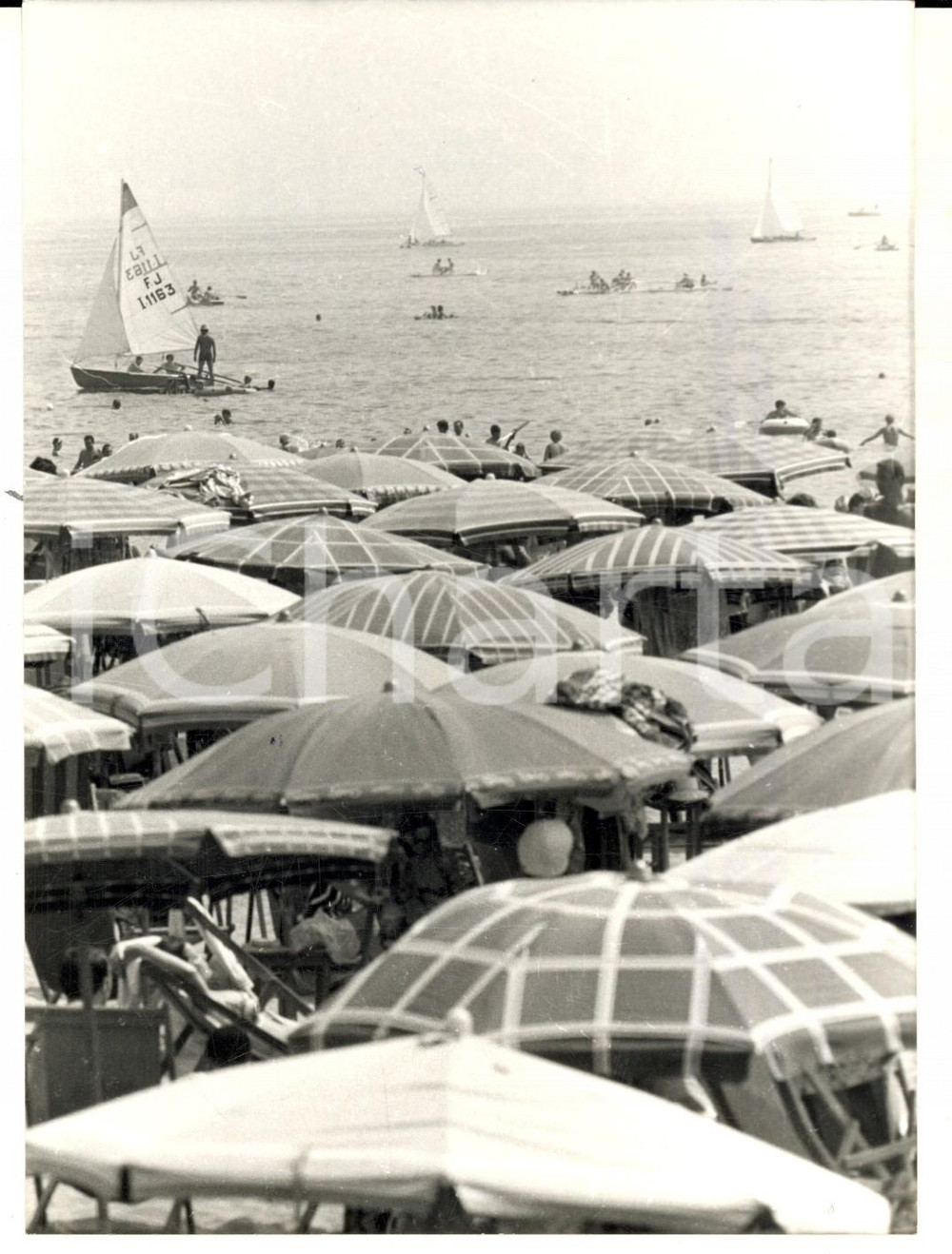 Fotografia d epoca originale Luglio 1970 CESENATICO Veduta della spiaggia affollata Foto ARTISTICA 13x18 cm 1