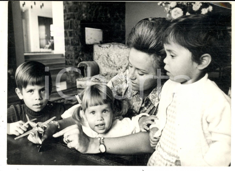 Fotografia d epoca originale 1970 AMMAN GIORDANIA Principessa MUNA con i figli Feisal, Zein e Aisha Foto 1