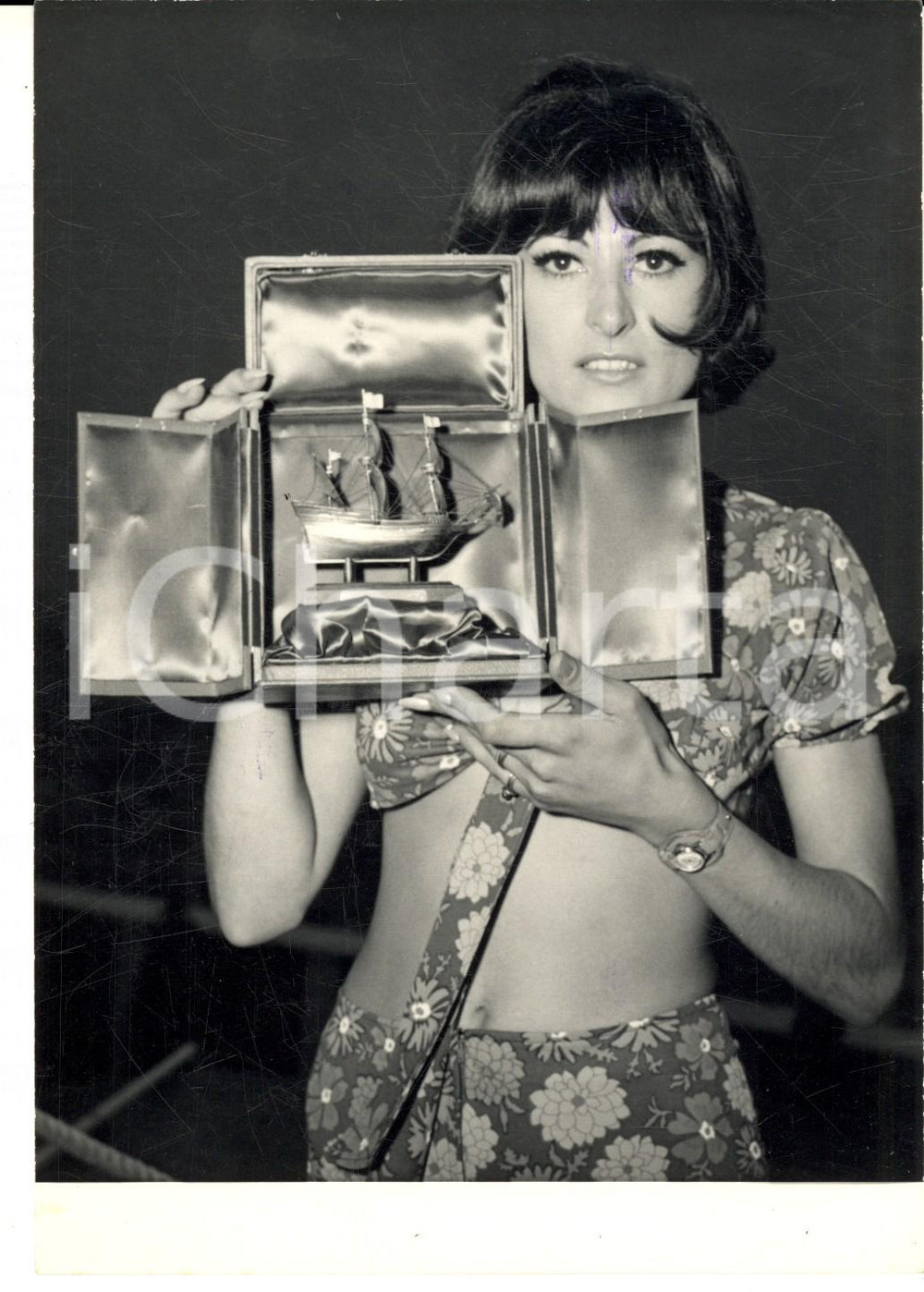 Fotografia d epoca originale 1970 MILANO TERRAZZA MARTINI Cantante BARBARA vince il Vascello d Argento Foto 1