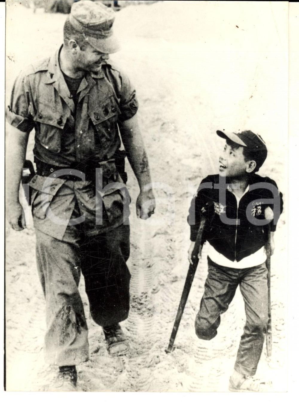 Fotografia d epoca originale 1966 SAIGON GUERRA DEL VIETNAM Marine USA parla con un giovane vietnamita ferito 1