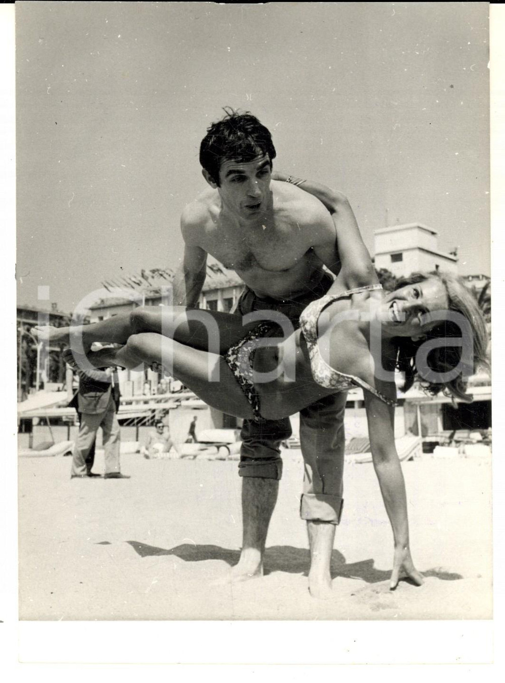 Fotografia d epoca originale 1967 FESTIVAL CANNES Bekim FEHMIU gioca con Anouk MAGNUS in spiaggia Foto 13x18 1