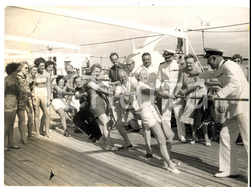 Fotografia d epoca originale 1959 ROYAL MAIL LINES Ship ANDES  Captain Geoffrey FLETHCER watching tug of war 1