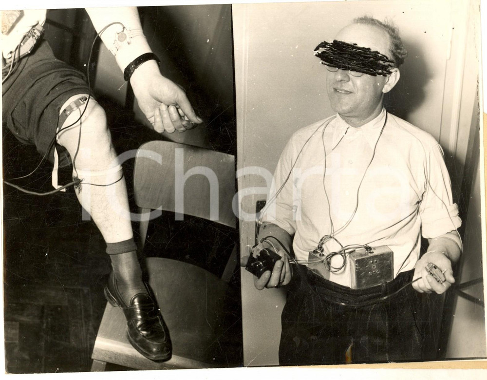 Fotografia d epoca originale 1953 NUREMBERG ECARTE CLUB Card sharpers with Morse signals Photo 20x16 1