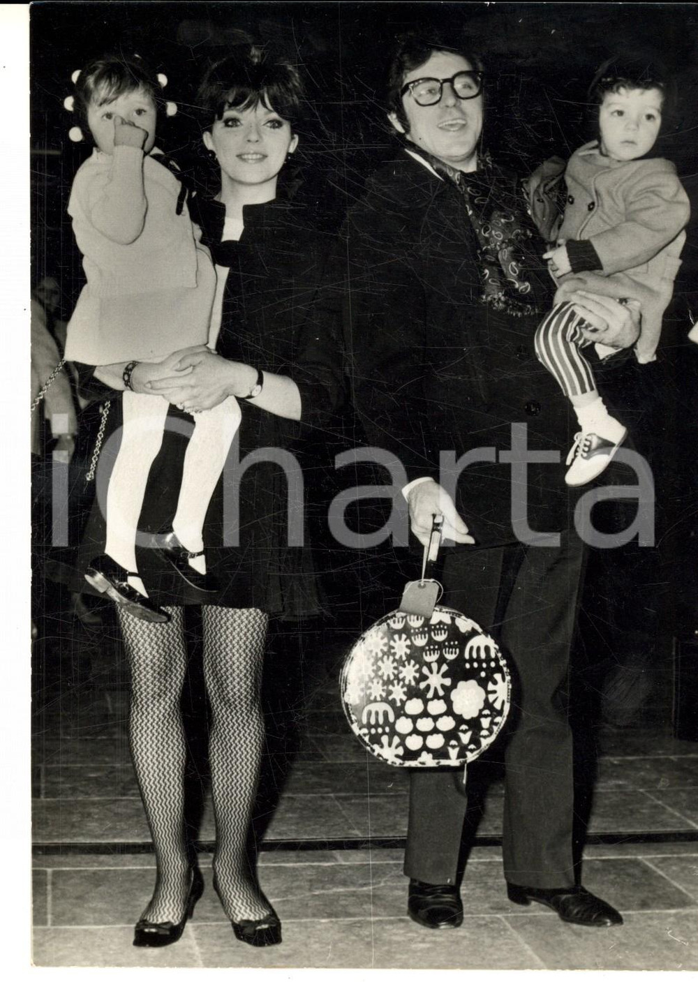 Fotografia d epoca originale 1969 LONDON Joan COLLINS con il marito Anthony NEWLEY e i figli Foto 14x18 1