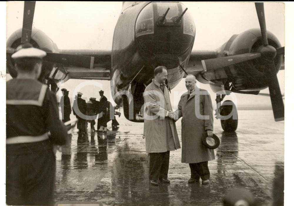 Fotografia d epoca originale 1959 PARIS Douglas DILLON et Jacques GAVINI avec P2V6 NEPTUNE cÃ©dÃ© Ã  la France 1