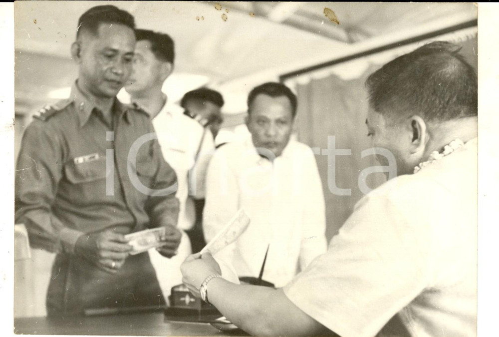 Fotografia d epoca originale 1959 FILIPPINE Lotta alla contraffazione  Ministro SANTOS esamina denaro falso 1