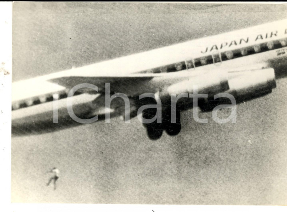 Fotografia d epoca originale 1970 SYDNEY Tragica fine di un giovane nascosto su un aereo JAPAN AIRLINES Foto 1