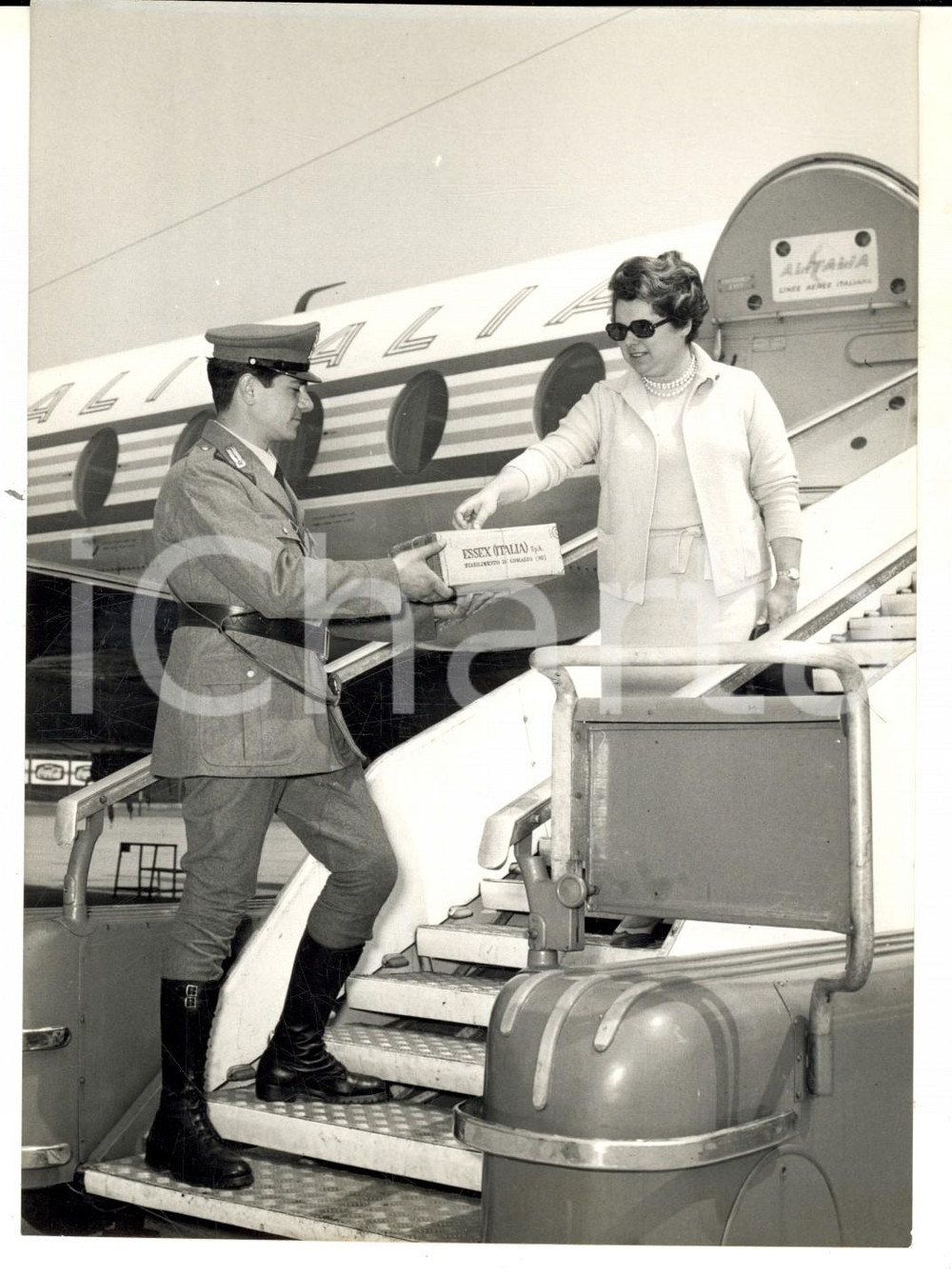 Fotografia d epoca originale 1967 MILANO Dott.ssa Gabriella RAVA parte con farmaco per pilota Lorenzo BANDINI 1