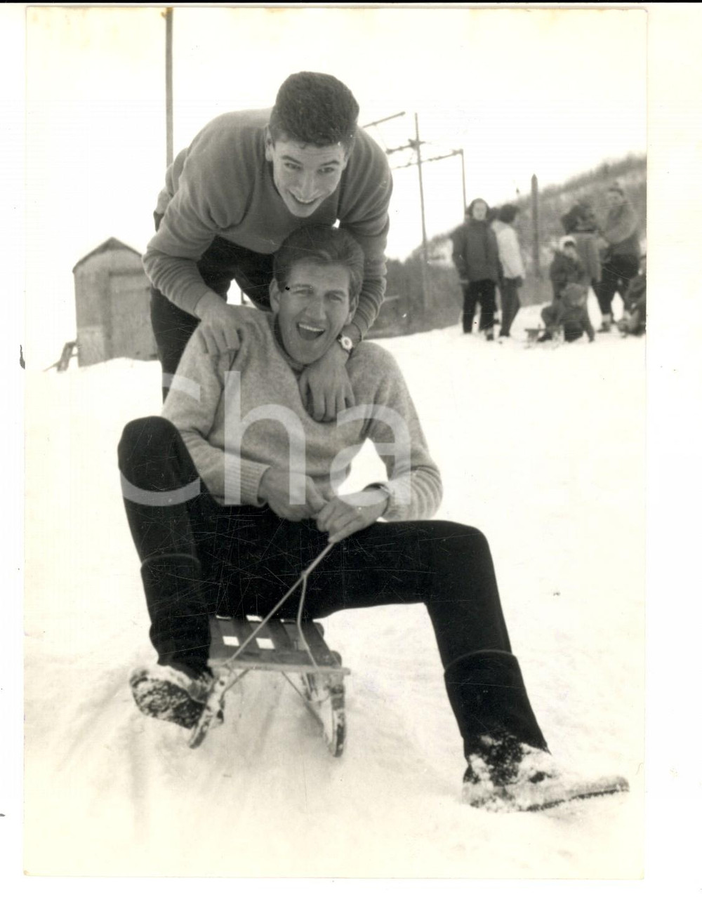 Fotografia d epoca originale 1965 MOTTARONE Vittorio ADORNI e Felice GIMONDI scherzano sullo slittino Foto 1