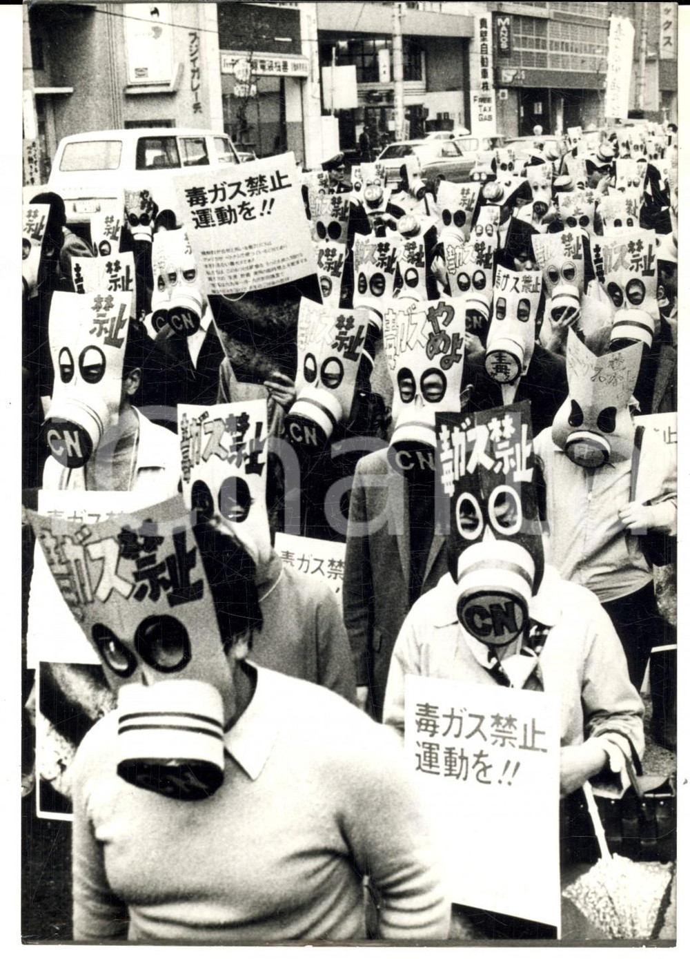 Fotografia d epoca originale 1970 TOKYO Manifestazione con maschere antigas contro uso dei lacrimogeni Foto 1