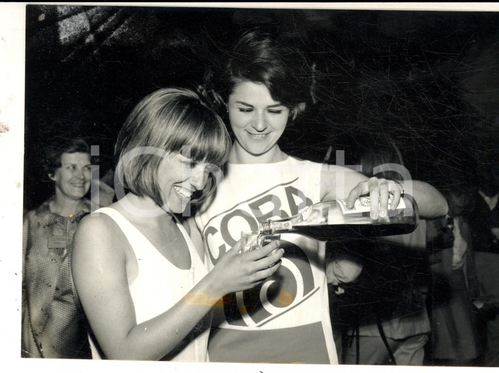 Fotografia d epoca originale 1966 FIUGGI CANTAGIRO Wilma GOICH si disseta durante una sosta Foto 18x13 cm 1