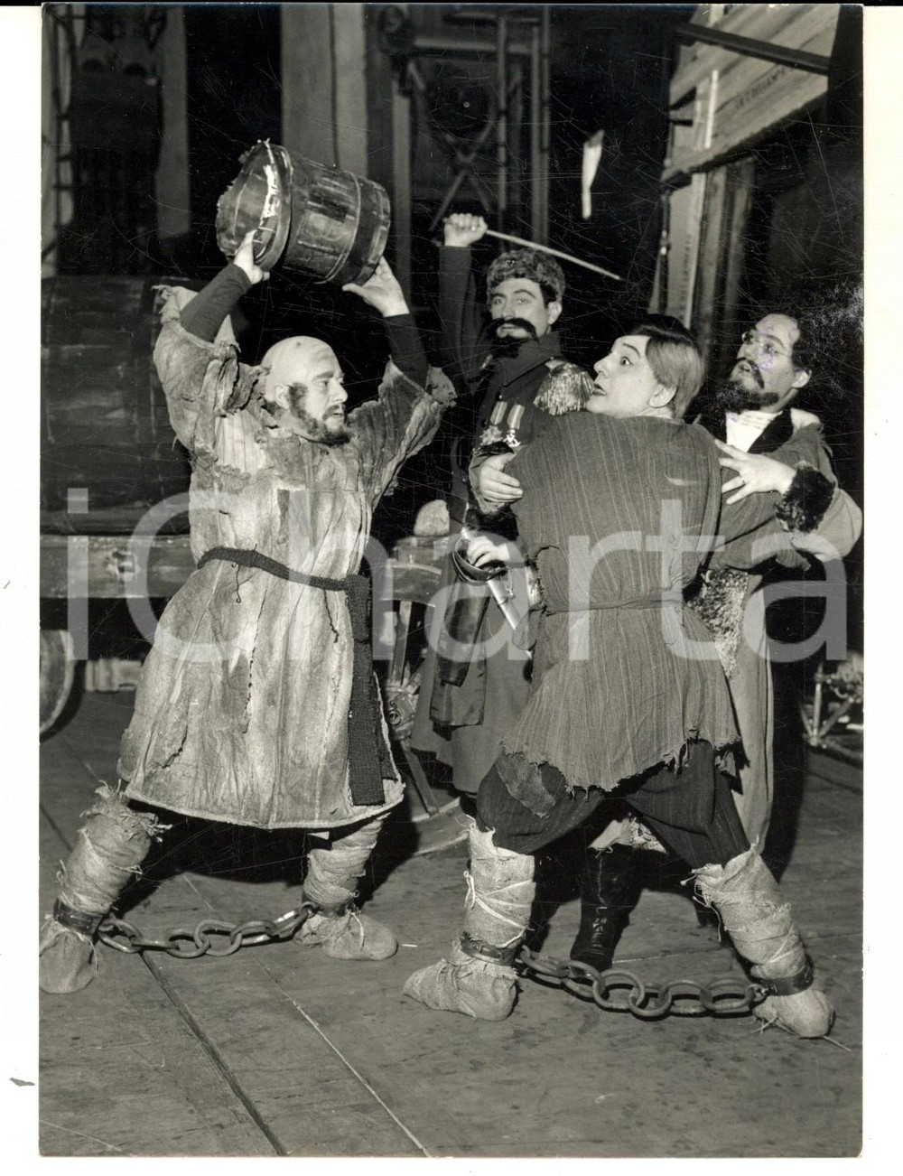 Fotografia d epoca originale 1966 MILANO TEATRO Prima messinscena Da una casa di morti di Leos JANACEK Foto 1