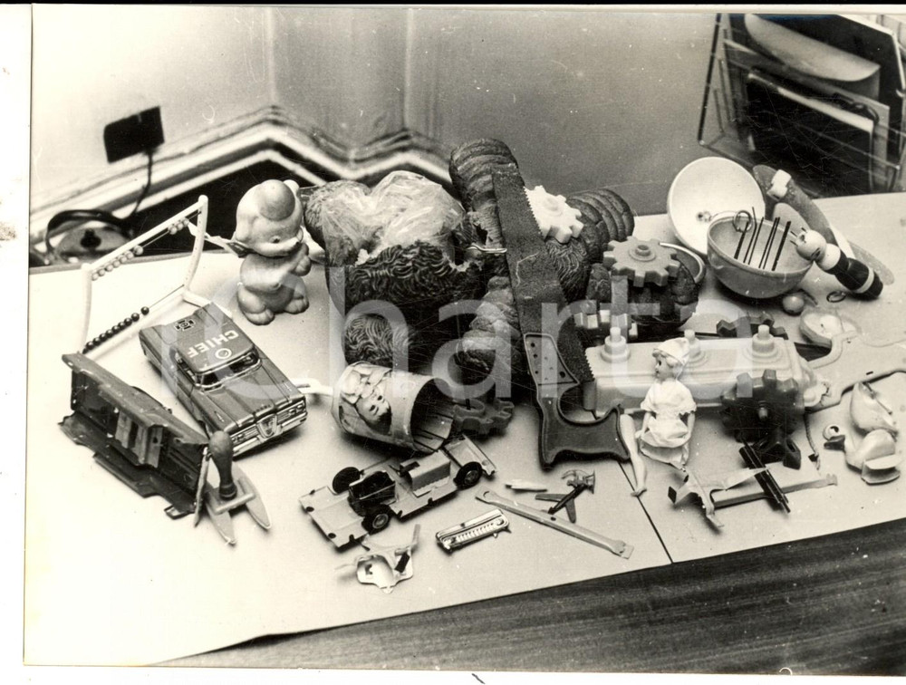 Fotografia d epoca originale 1966 MILANO  Giocattoli pericolosi in attesa della messa al bando Foto 18x14 1