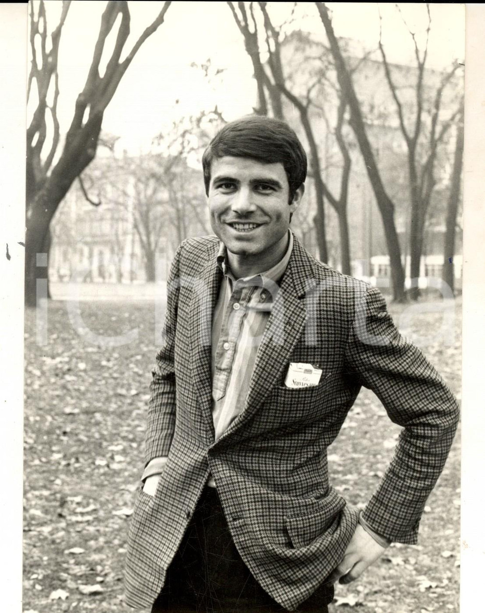 Fotografia d epoca originale 1967 MILANO Ritratto dell attore Nino CASTELNUOVO ai giardini Foto 14x18 cm 1