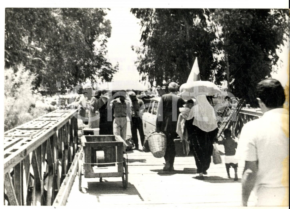 Fotografia d epoca originale 1970 GIORDANIA SETTEMBRE NERO Civili in fuga attraversano il ponte ALLENBY Foto 1