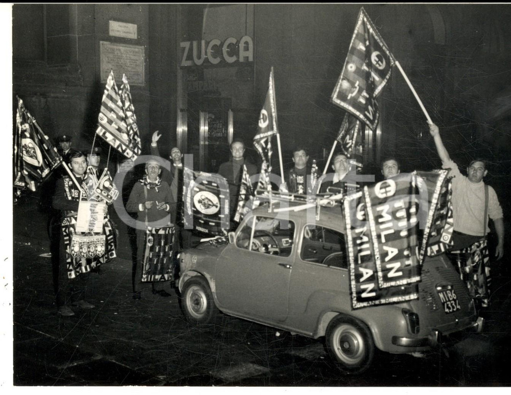 Fotografia d epoca originale 1969 CALCIO MILANO Festa per vittoria MILAN nella COPPA INTERCONTINENTALE Foto 1