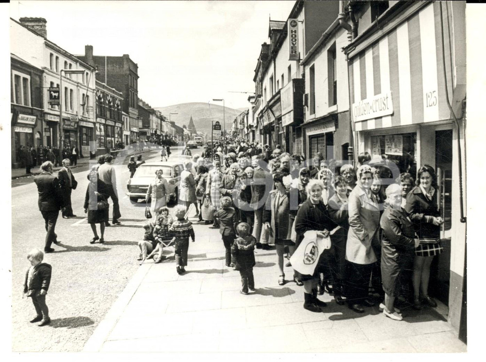 Fotografia d epoca originale 1974 IRLANDA DEL NORD Cittadini in coda per la spesa quotidiana Foto 18x13 1