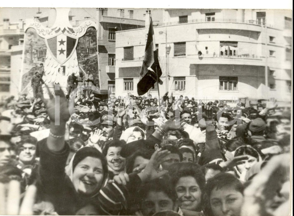 Fotografia d epoca originale 1959 DAMASCUS SYRIA People waiting for president NASSER s speech Photo 18x14 1