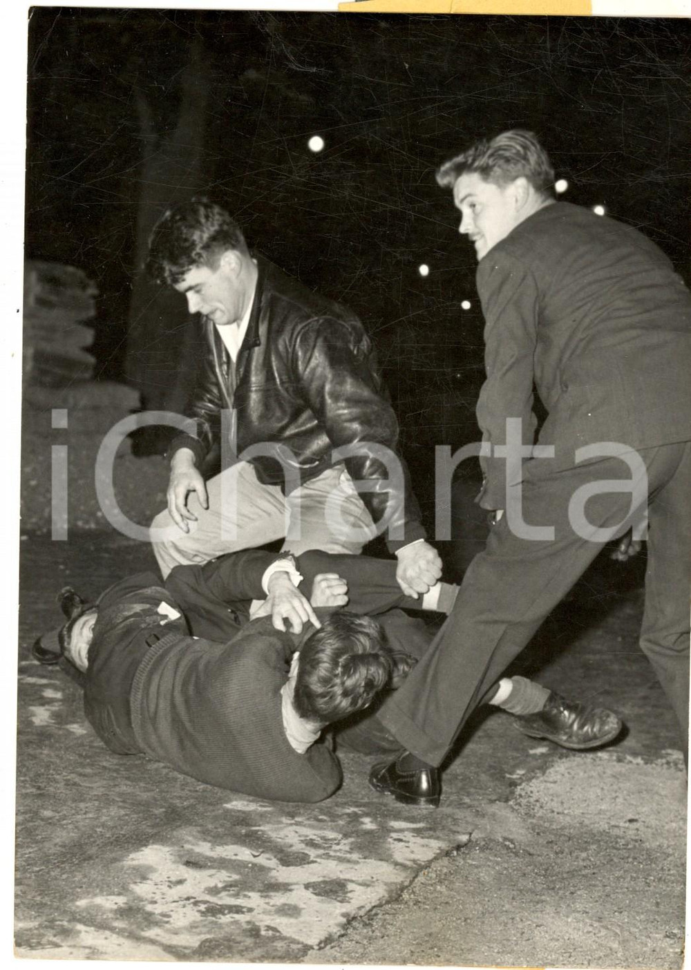 Fotografia d epoca originale 1959 PARIS CHAMPSELYSEES Lutte entre manifestatnts aux cris de Vive De Gaulle 1