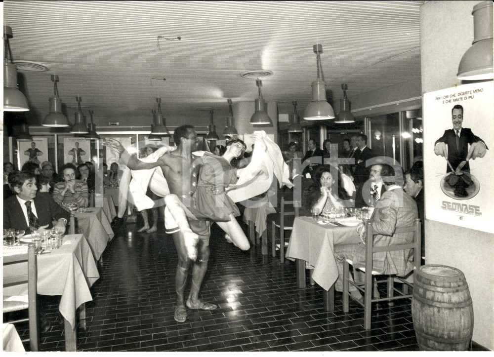 Fotografia d epoca originale 1974 MILANO Club CONTI DUE Presentazione digestivo SEONASE FARMACOSMICI Foto 1