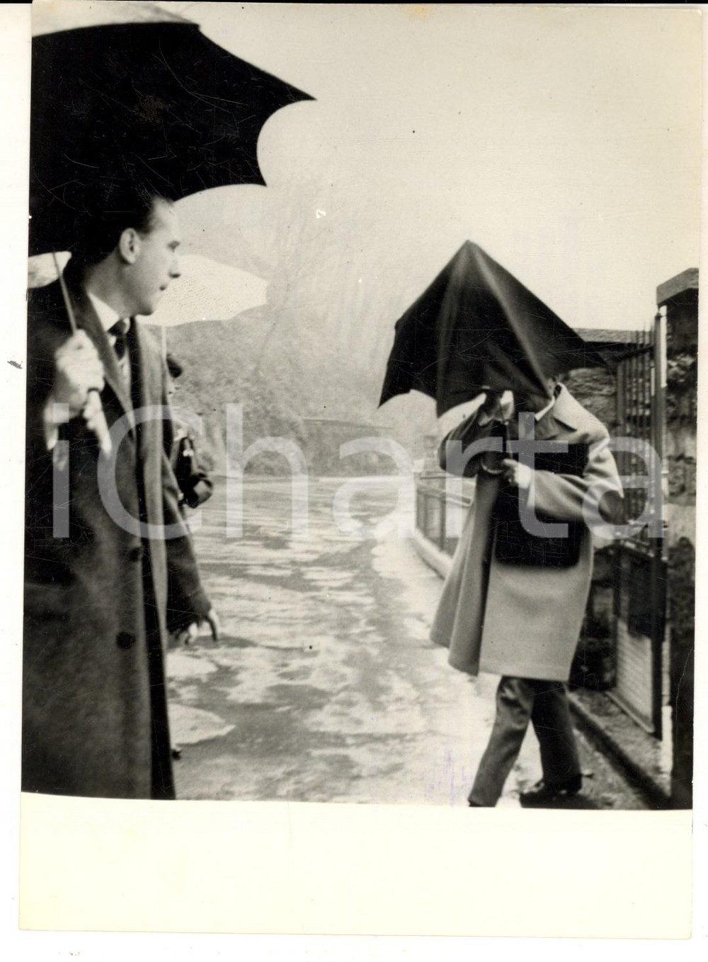 Fotografia d epoca originale 1963 LUGANO Ex SS Erich RAJAKOVIC si nasconde con un ombrello dopo l arresto 1