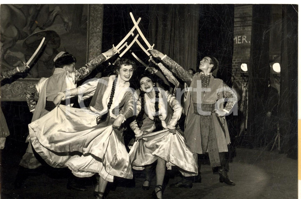 Fotografia d epoca originale 1958 PARIS Ballet polonais PARNELLA pendant la DANSE DU SABRE Photo 18X14 1