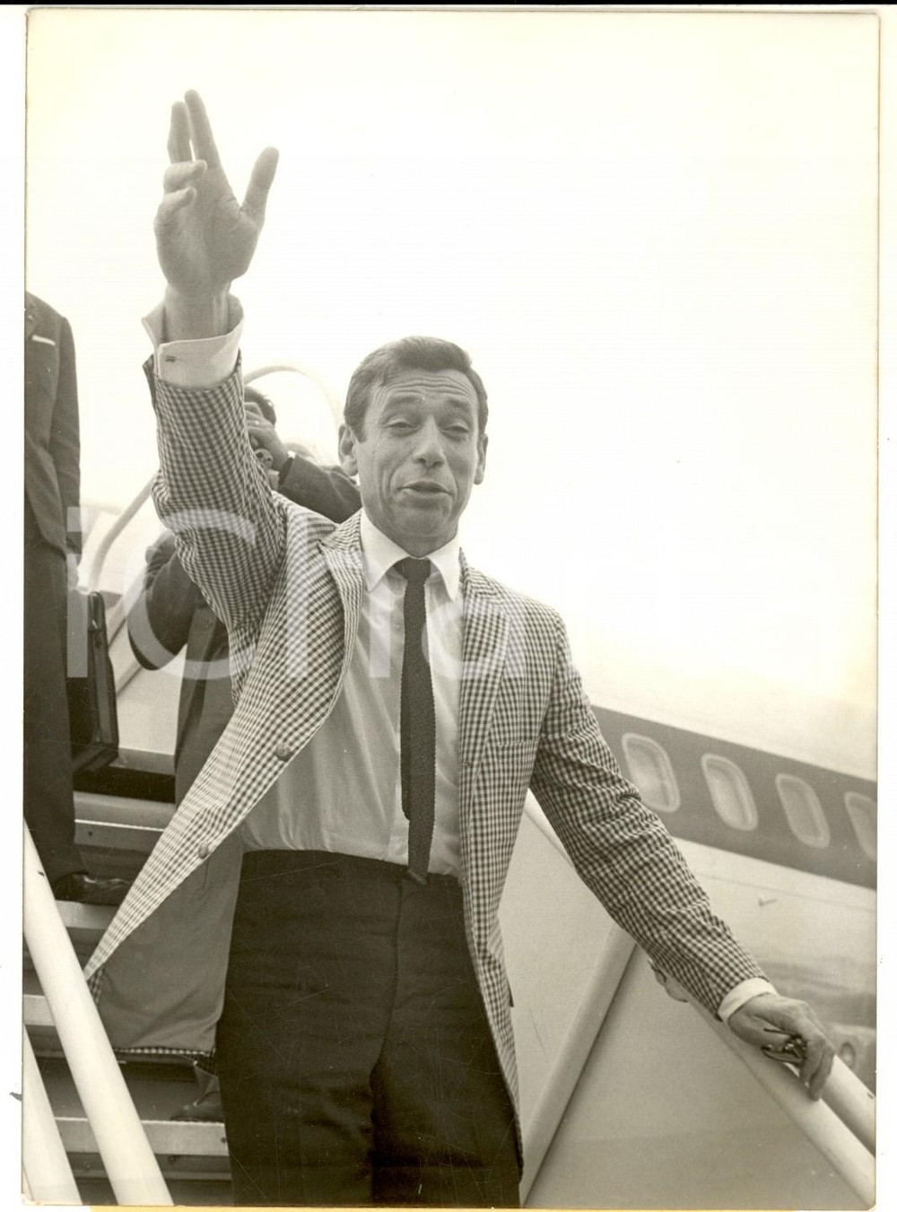 Fotografia d epoca originale 1960 PARIS ORLY Yves MONTAND atterra dopo un falso allarme bomba Foto 13x18 cm 1