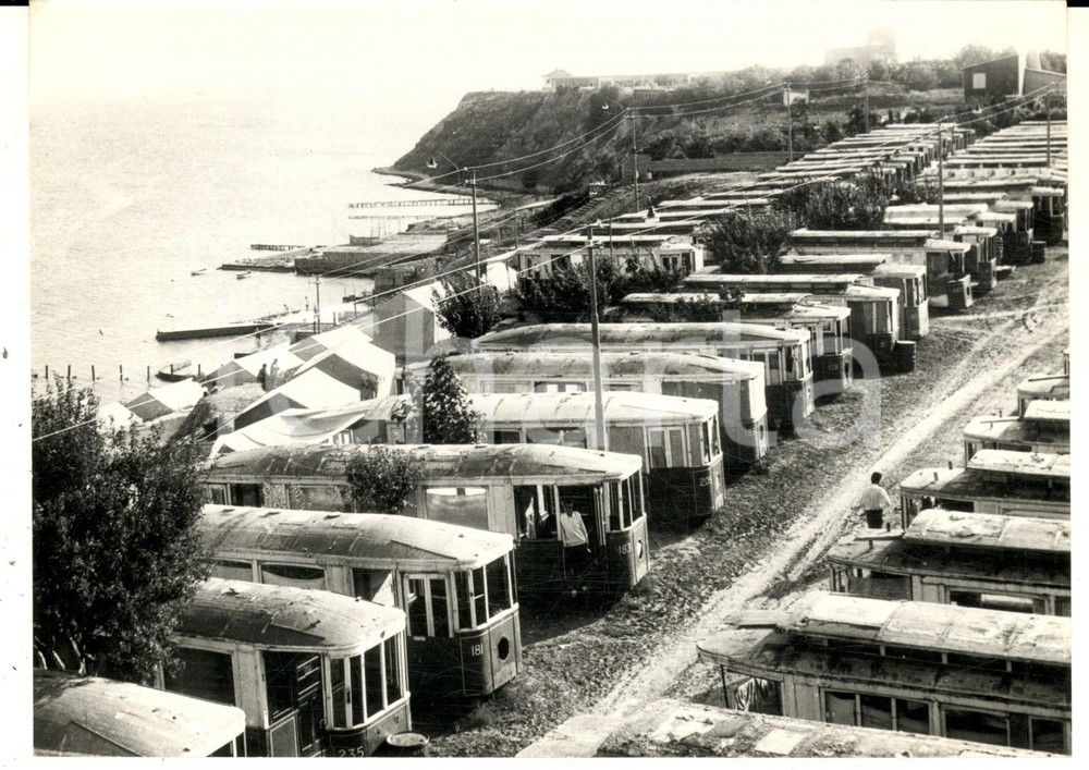 Fotografia d epoca originale 1968 MARE DI MARMARA TURCHIA Vecchi tram diventano case per le vacanze Foto 1