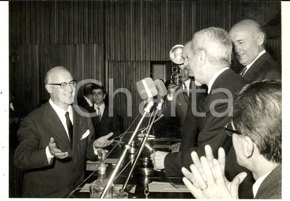 Fotografia d epoca originale 1968 MILANO Michele Guido FRANCI vince il PREMIO EZIO VANONI  Foto 18x14 1