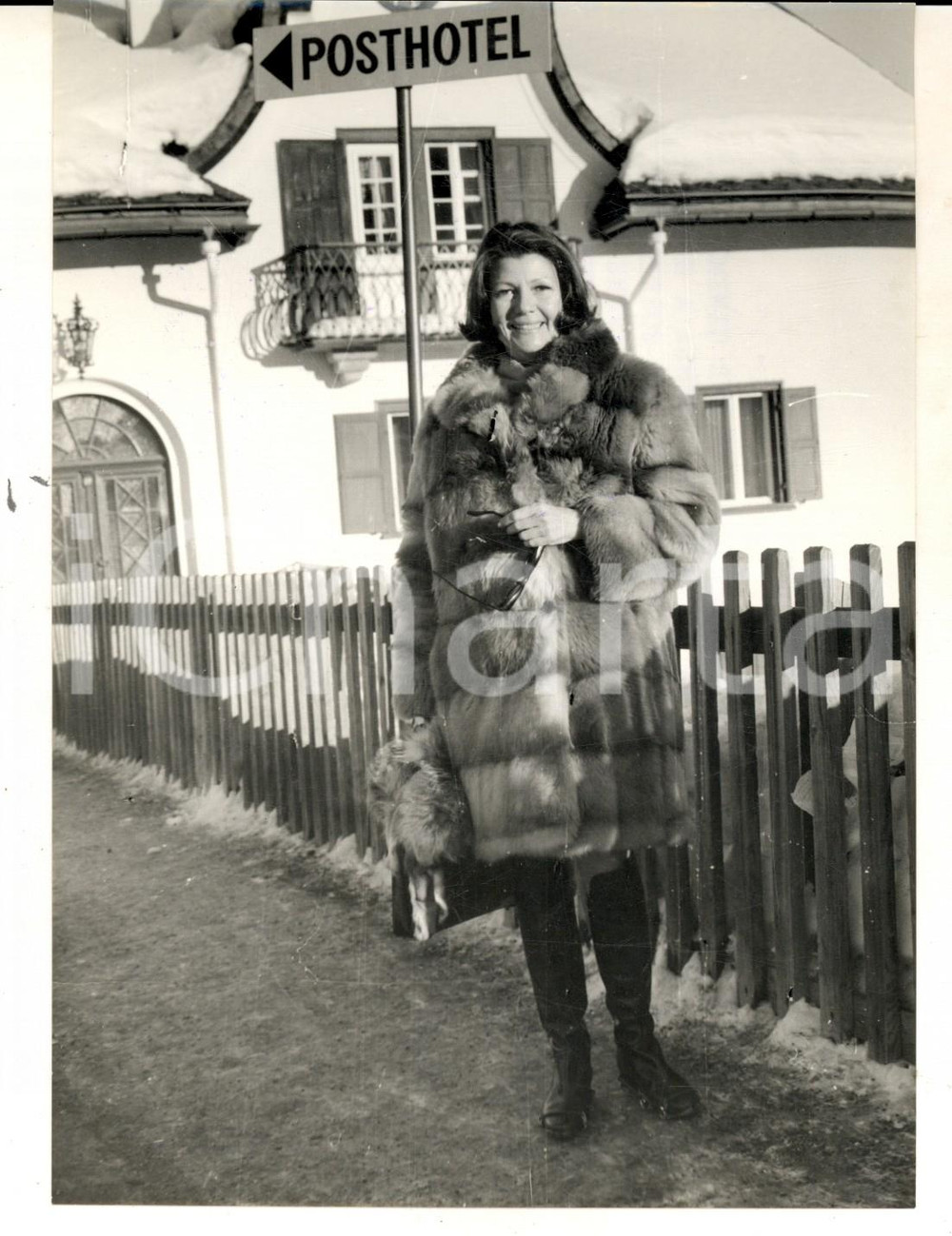 Fotografia d epoca originale 1967 ST MORITZ Rita HAYWORTH si gode la maturitÃ  in montagna Foto 14x18 1