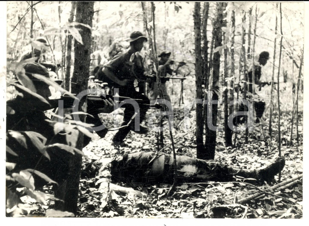 Fotografia d epoca originale 1967 GUERRA DEL VIETNAM Combattenti vietnamiti calpestano un soldato americano 1