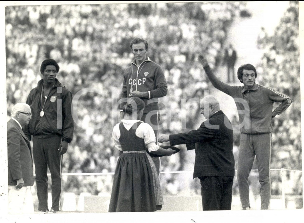 Fotografia d epoca originale 1972 OLIMPIADI MONACO ATLETICA Premiazione 200 metri BORZOV  BLACK  MENNEA 1