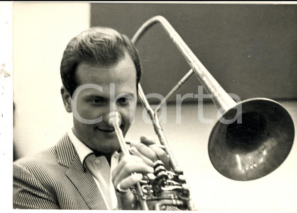 Fotografia d epoca originale 1966 MILANO Cantante Pat BOONE scherza con un trombone in sala d incisione Foto 1