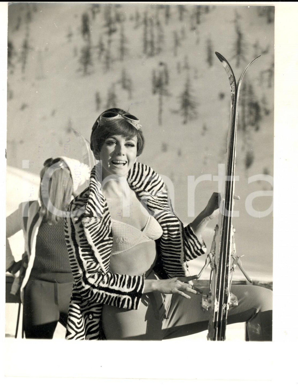 Fotografia d epoca originale 1967 VALMALENCO Miss CINEMA Gilda GIUFFRIDA in posa sexy sulle piste Foto 18x14 1
