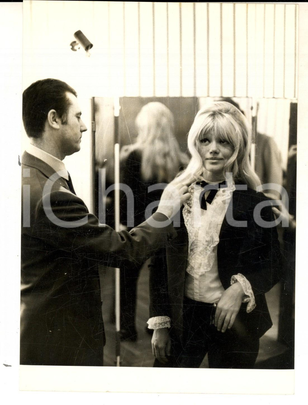 Fotografia d epoca originale 1967 MILANO Cristina GAIONI prova smoking nell atelier JOSIE MARIE Foto 14x18 1