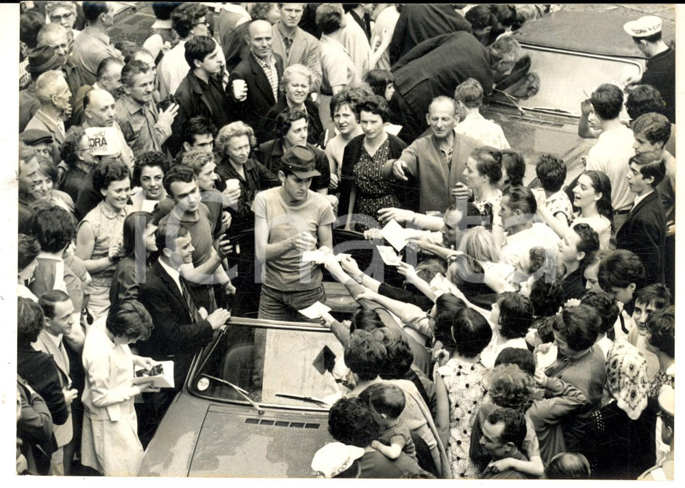 Fotografia d epoca originale 1966 CANTAGIRO Tappa BIELLATORINO Gianni MORANDI tra i fan Foto 18x13 cm 1