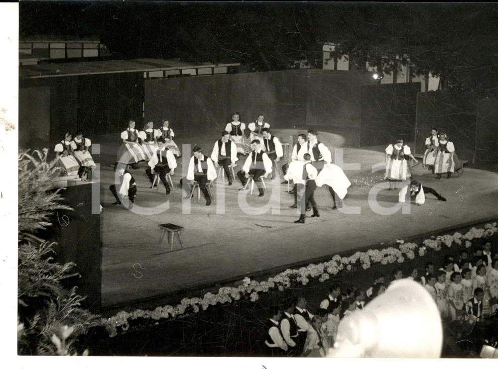 Fotografia d epoca originale 1956 GENOVA PARCHI DI NERVI Danze tzigane  Complesso di Stato ungherese Foto 1