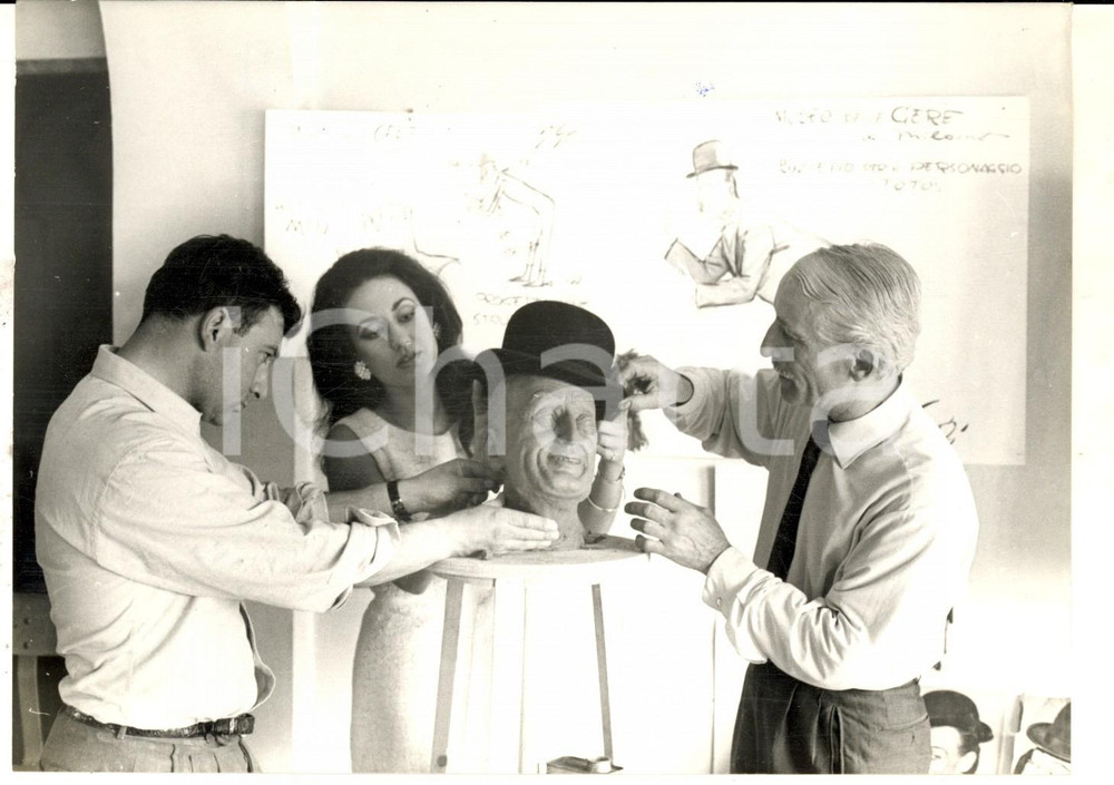 Fotografia d epoca originale 1967 MILANO Museo delle Cere  Bruno GORA prepara statua di TotÃ² Foto 1