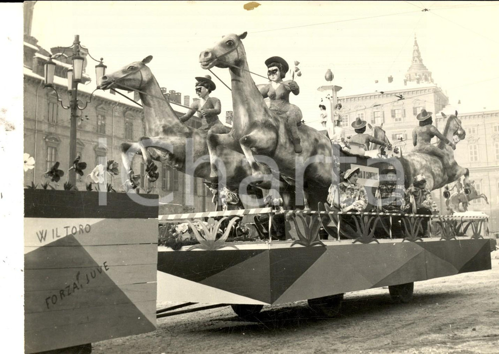 Fotografia d epoca originale 1956 TORINO CARNEVALE Sfilata dei carri in piazza Castello Foto 18x14 cm 1