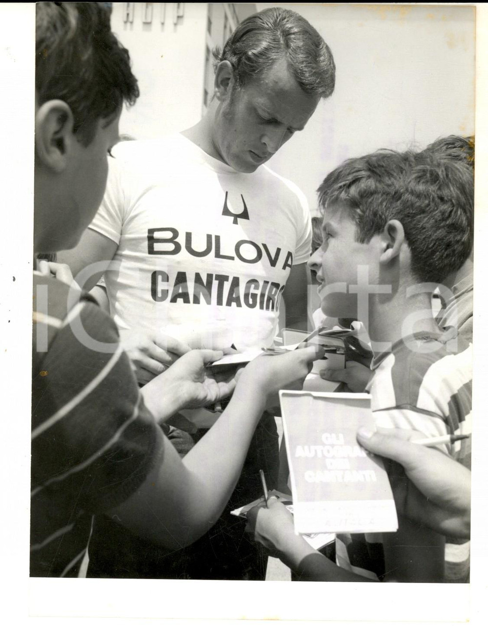 Fotografia d epoca originale 1967 MACERATA CANTAGIRO Emilio ROY firma autografi ai fan Foto 14x18 cm 1