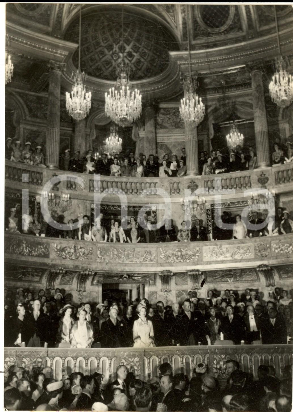 Fotografia d epoca originale 1957 VERSAILLES Reine Elizabeth Ã©coute hymnes nationaux avant le ballet Photo 1