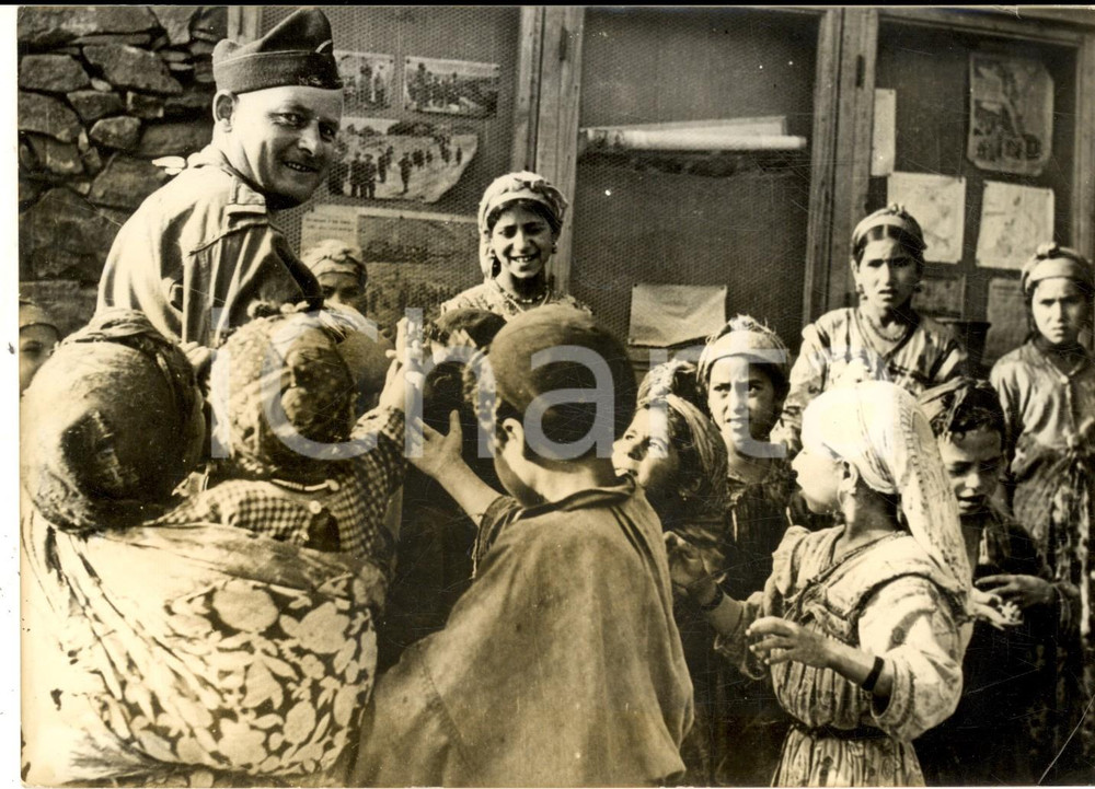 Fotografia d epoca originale 1957 GUERRE D ALGERIE Soldat franÃ§ais distribuant friandises aux enfants Photo 1