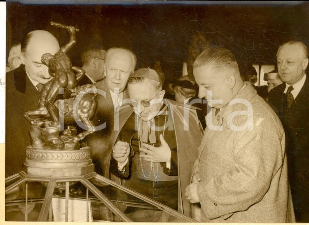 Fotografia d epoca originale 1956 PARIS Exposition dessins LEONARD DE VINCI  Mgr. Paolo MARELLA en visite 1