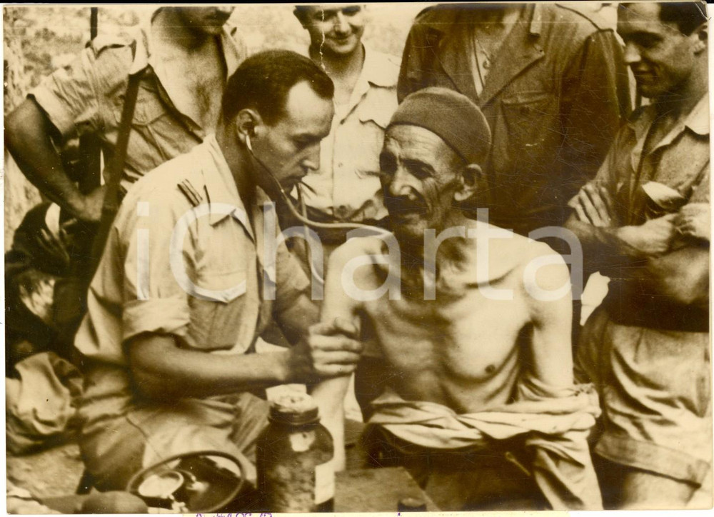 Fotografia d epoca originale 1956 GUERRE D ALGERIE MÃ©decin franÃ§ais visite un Kabyle Photo 18x14 cm 1